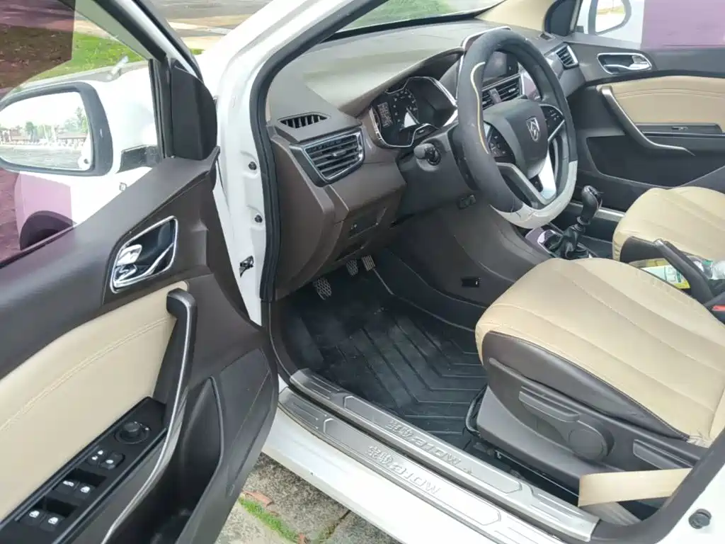 Baojun 310W 2017 2017 1.5L Manual Fashion Edition (China V)