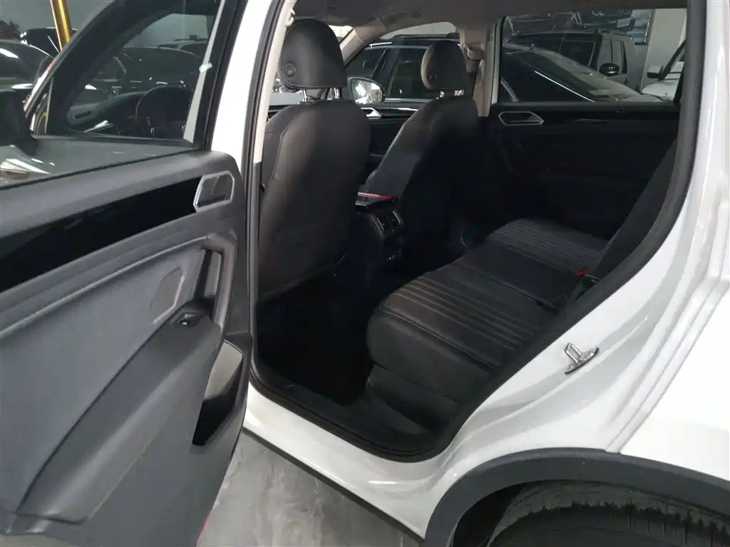 Volkswagen Tiguan L 2023 330TSI Auto 2WD Comfort Edition фото 14