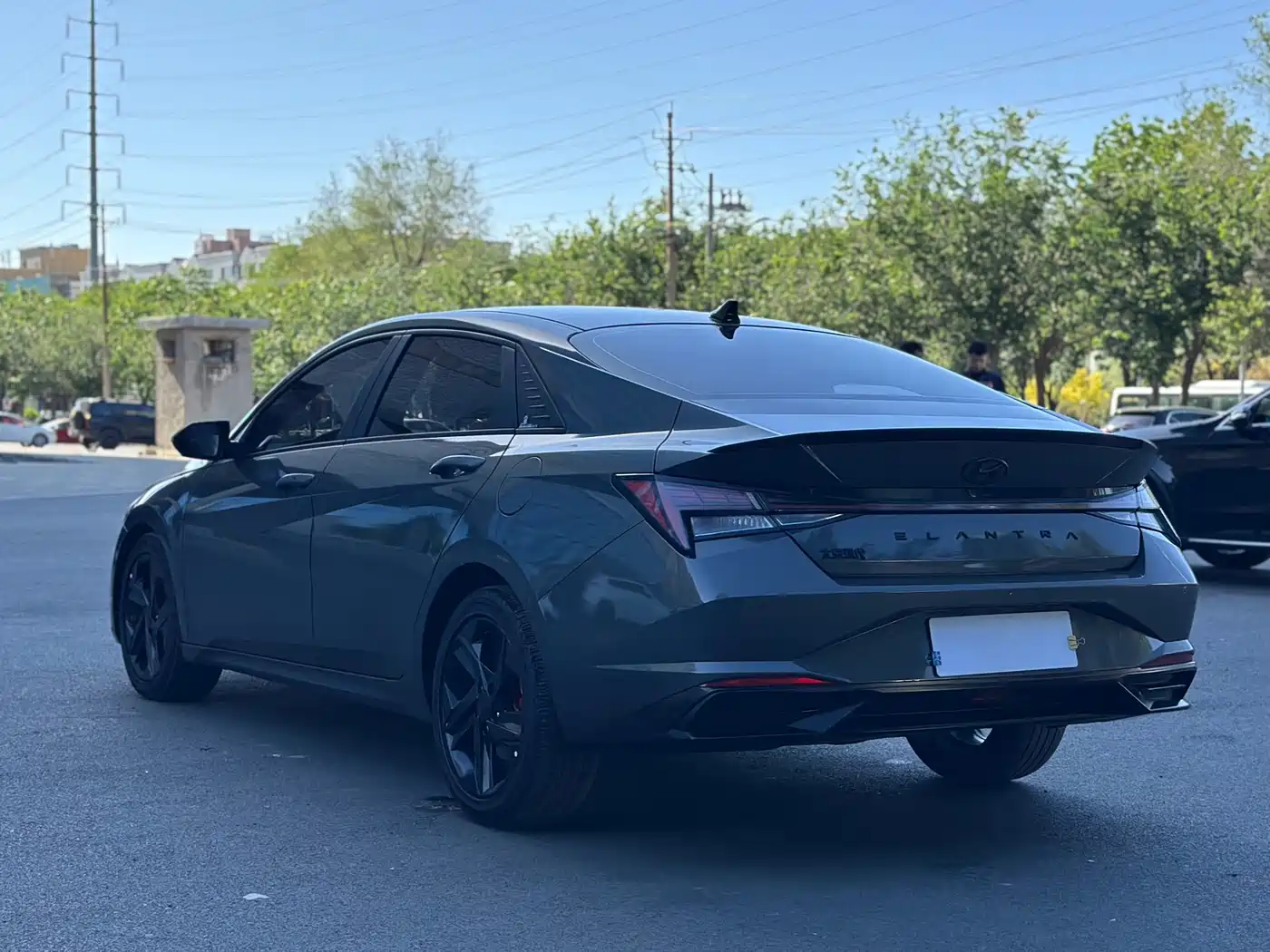 Hyundai Elantra 2022 1.5L CVT LUX Premium Edition фото 14