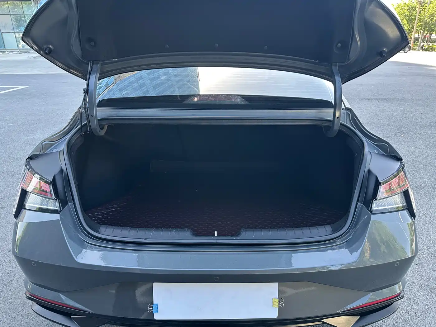 Hyundai Elantra 2022 1.5L CVT LUX Premium Edition фото 15