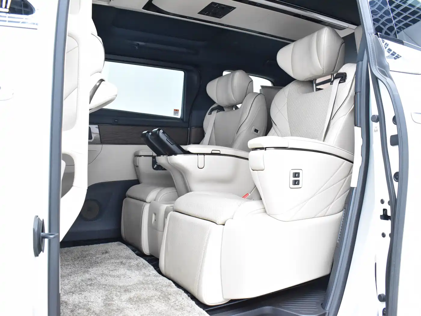 Toyota Vellfire 2024 Crown Hybrid 2.5L Executive Premium Edition фото 18
