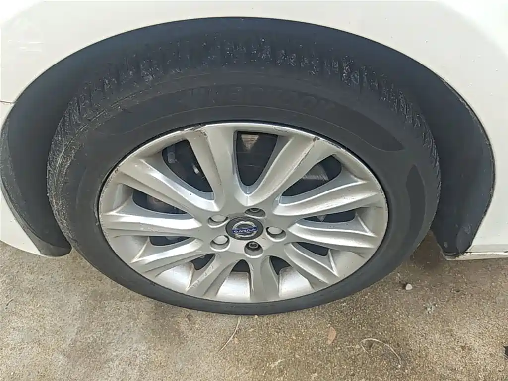 Фото 23 - Volvo V40