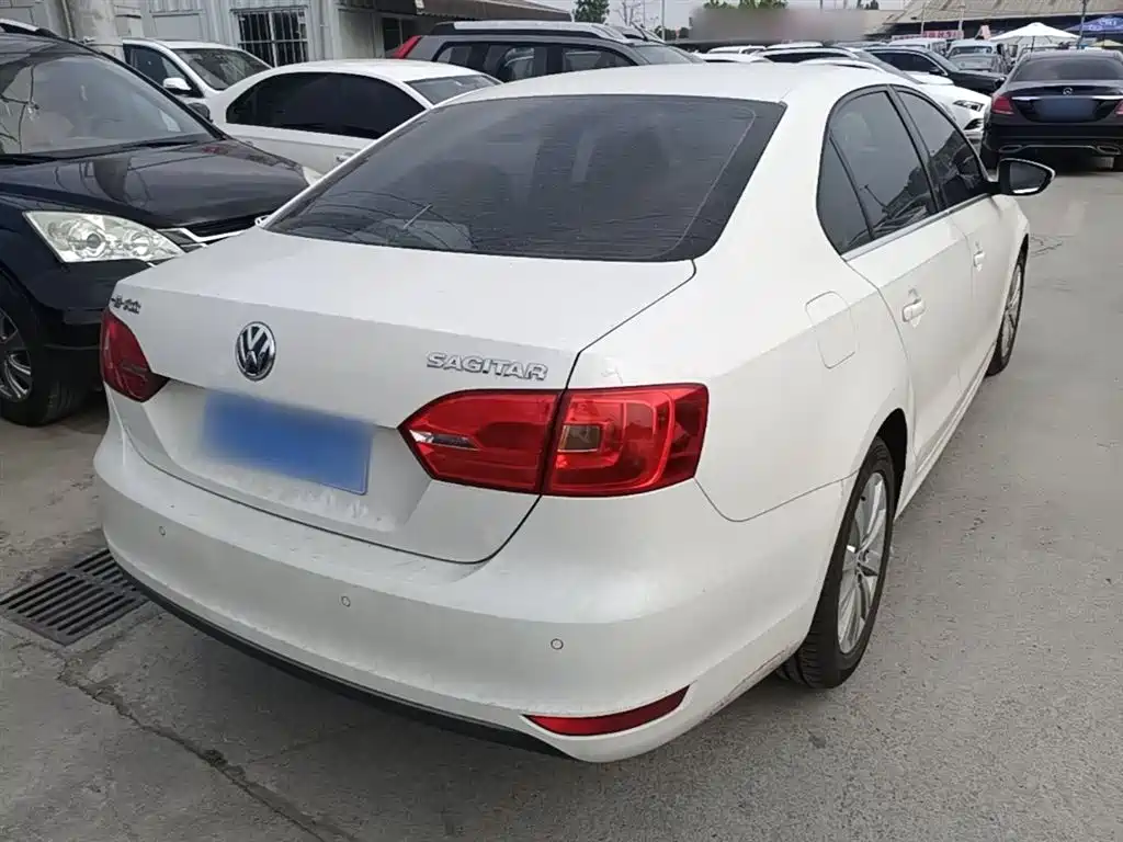 Volkswagen Sagitar 2014 Facelift 1.6L Automatic Leading Version фото 7