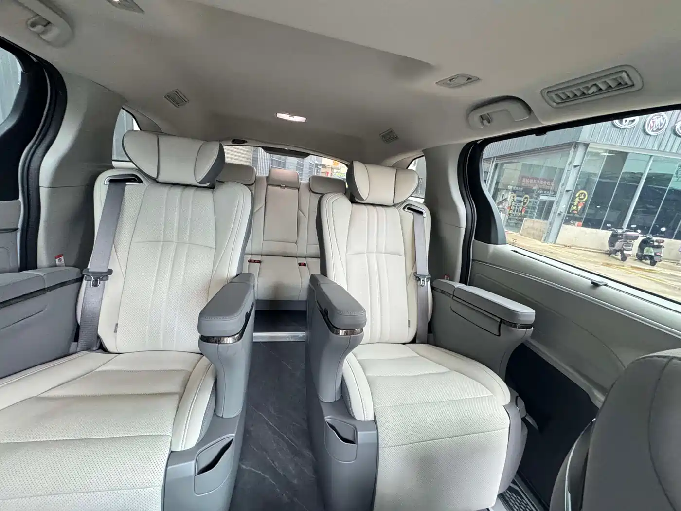 Toyota Granvia 2024 2.5L Hybrid Comfort фото 4