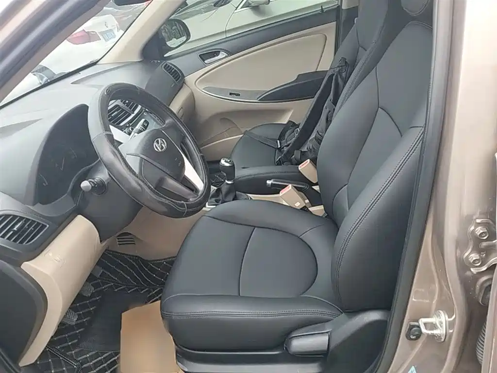 Hyundai Verna 2014 1.4L Manual Smart GLS фото 15