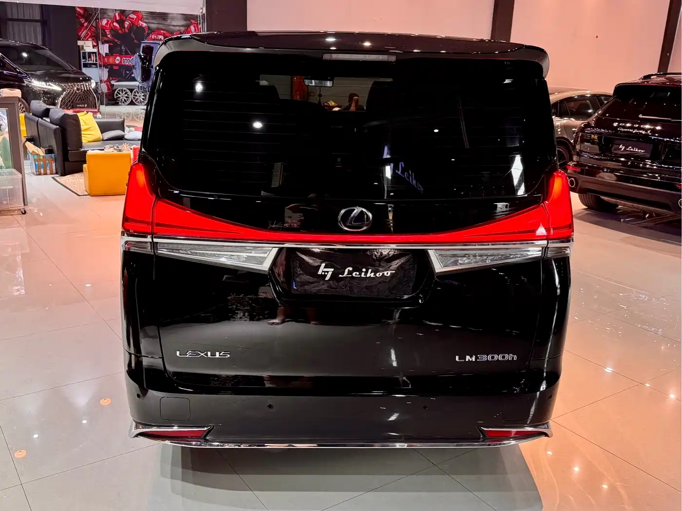 Lexus LM 2020 300h 4-Seat Imperial Edition фото 4