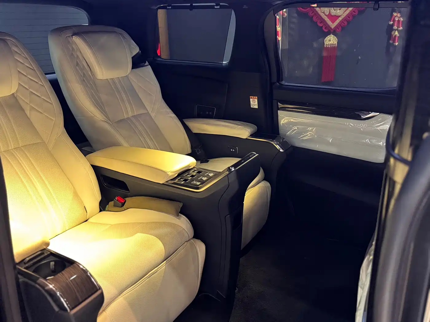 Lexus LM 2020 300h 4-Seat Imperial Edition фото 6