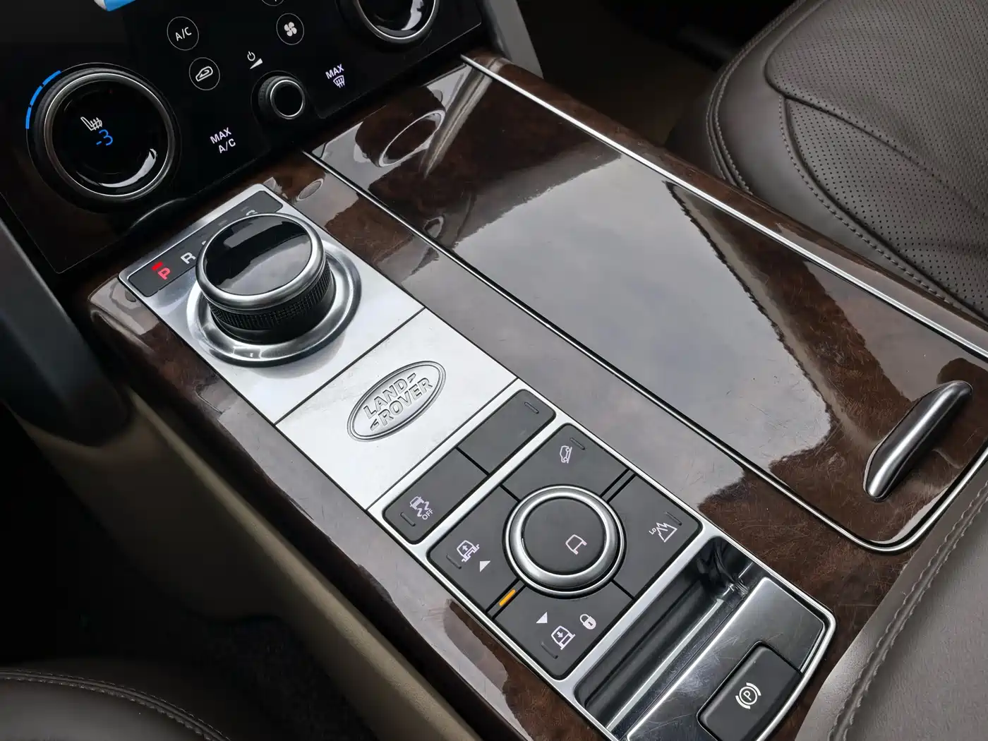 Land Rover Range Rover 2021 3.0 L6 Heritage Extended Classic Edition фото 16