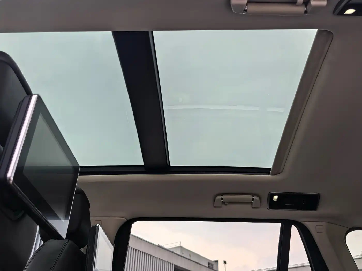 Land Rover Range Rover 2021 3.0 L6 Heritage Extended Classic Edition фото 24