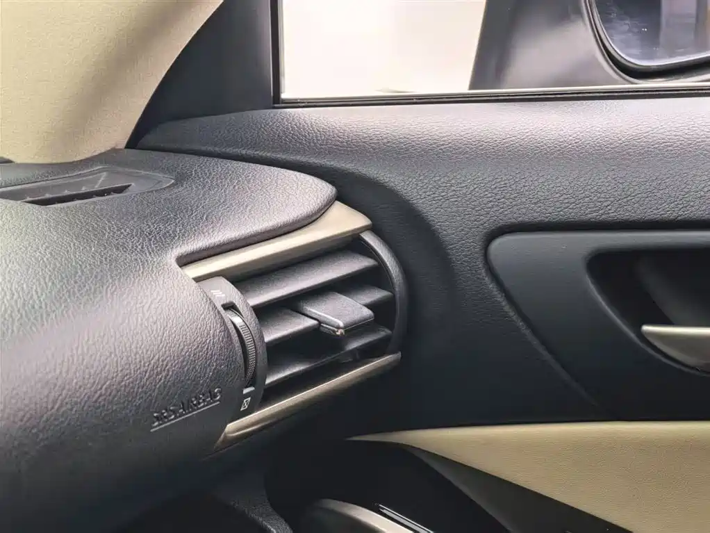 Lexus IS 2015 200t Leading Edition фото 9