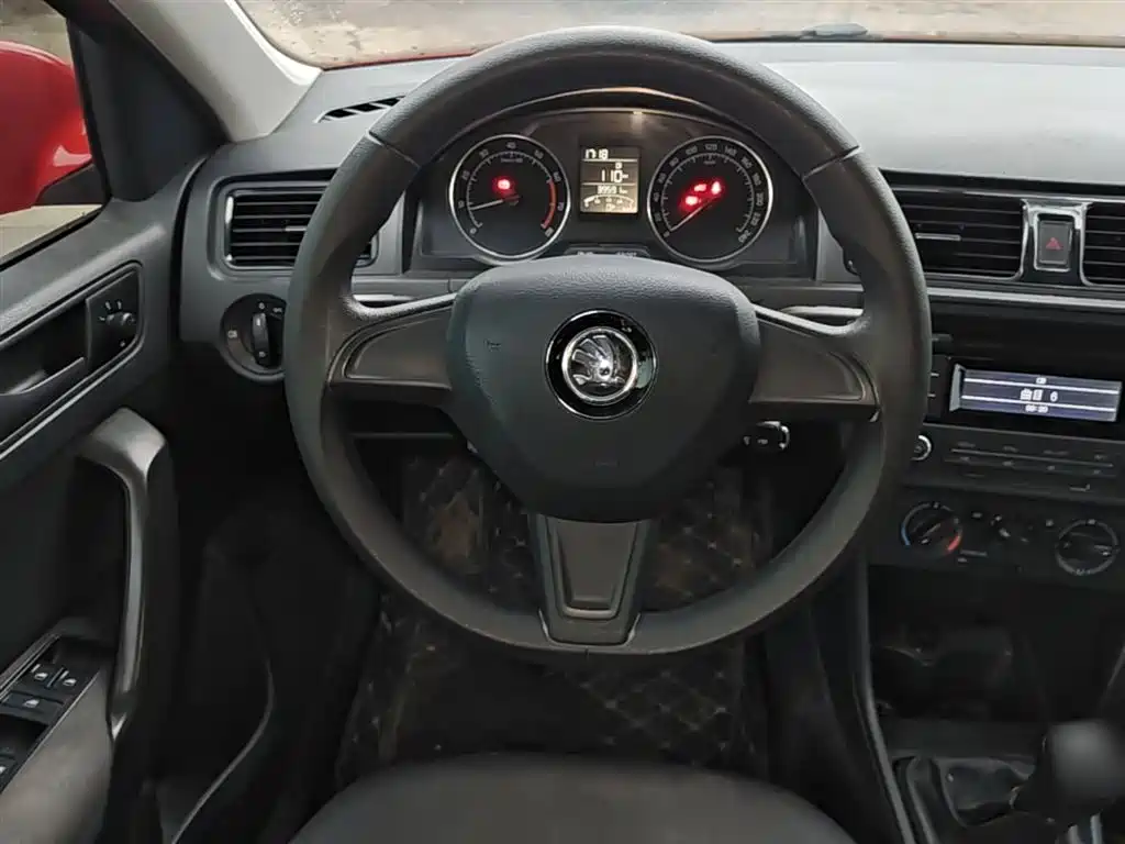 Škoda Skoda Rapid Spaceback 2016 Facelift 1.6L Manual Forward Edition фото 17