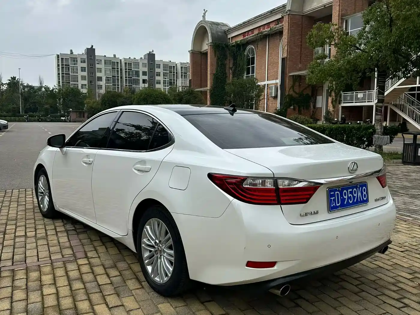 Фото 9 - Lexus ES