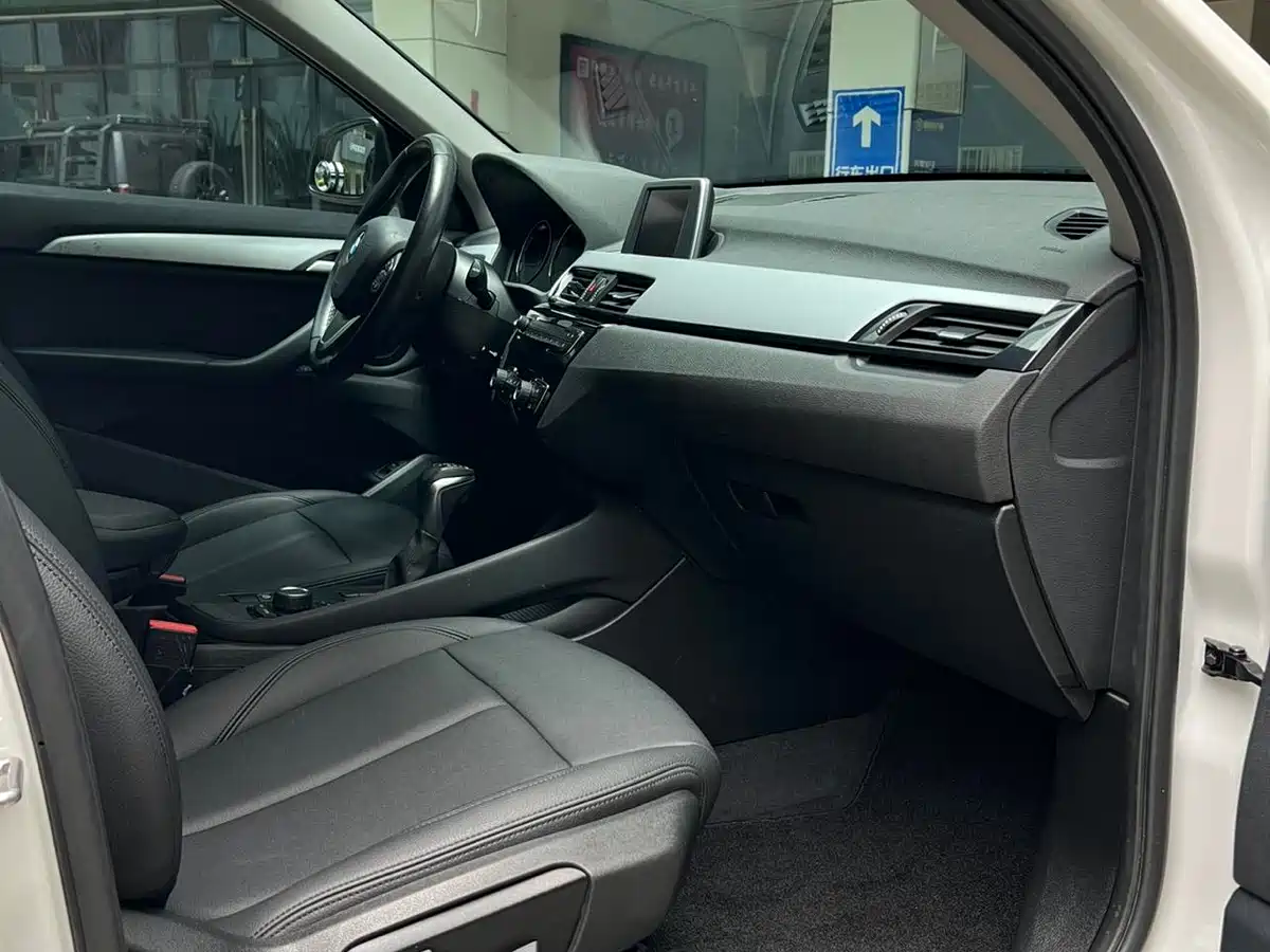 BMW X1 2018 sDrive20Li Leading Model фото 14