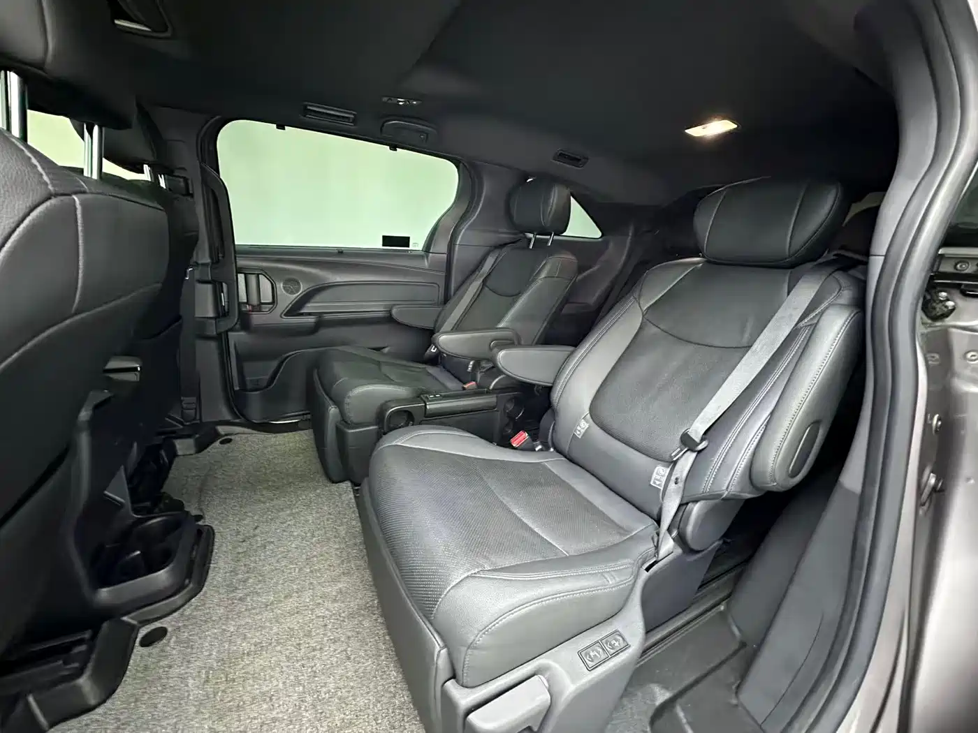 Toyota Sienna 2023 2.5L Hybrid Premium Edition фото 6