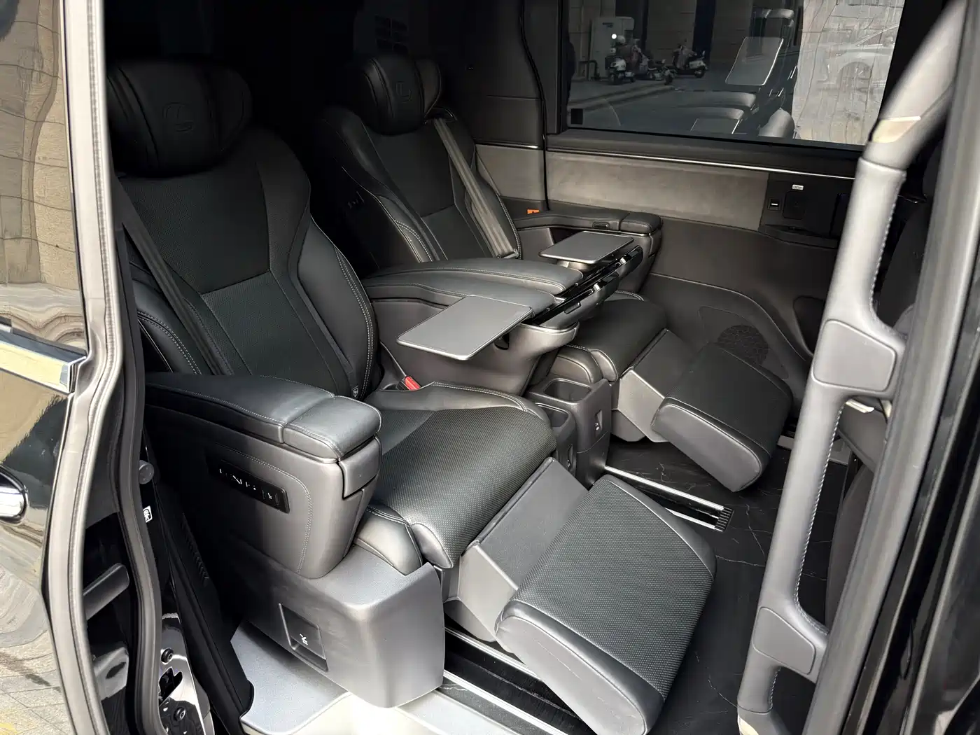 Lexus LM 2023 350h 7-Seater Elegance Edition фото 14