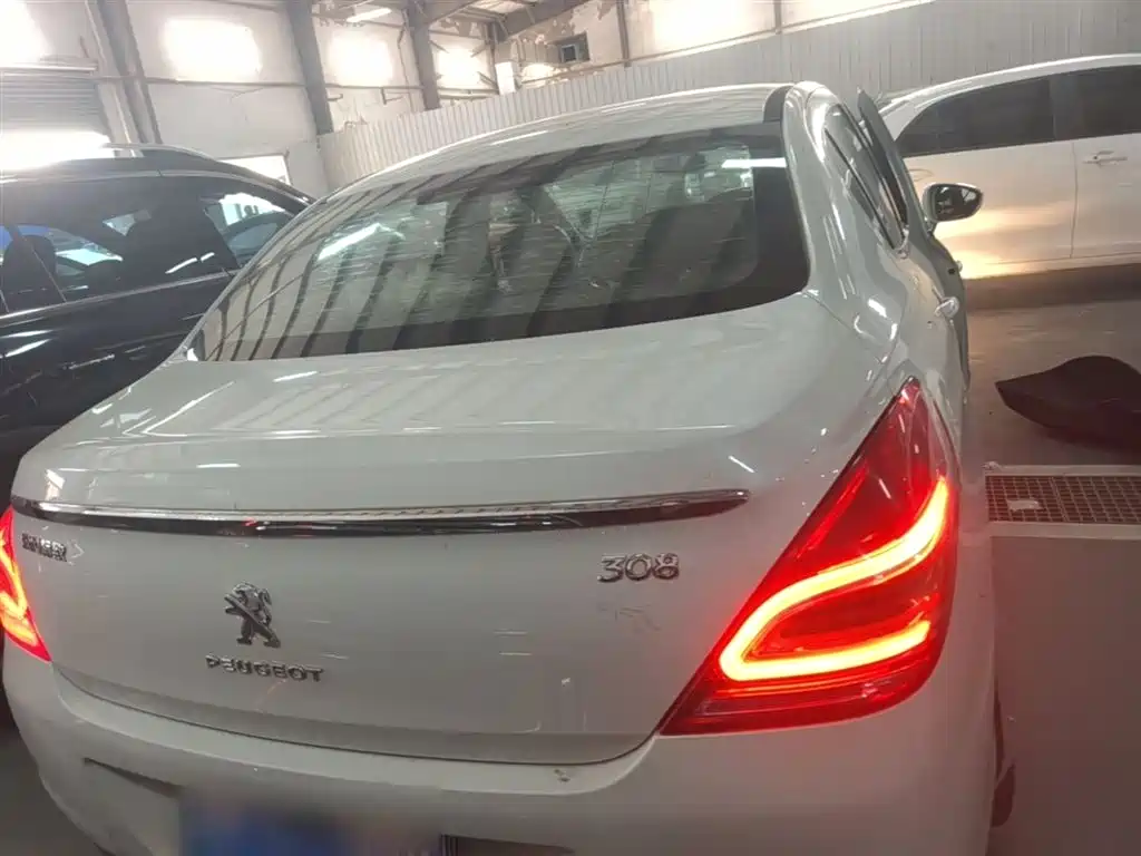 Peugeot 308 2014 Model Joy Edition Classic 1.6L Automatic Superior Style фото 6