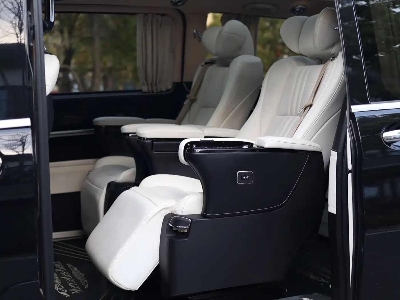 Mercedes-Benz V-Class 2018 V 260 L Premium Long Wheelbase Edition China VI фото 28