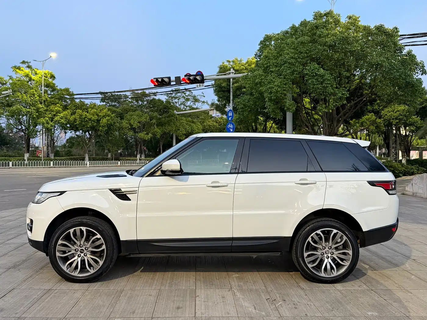 Land Rover Range Rover Sport 2016 Model 3.0 SC V6 SE фото 4
