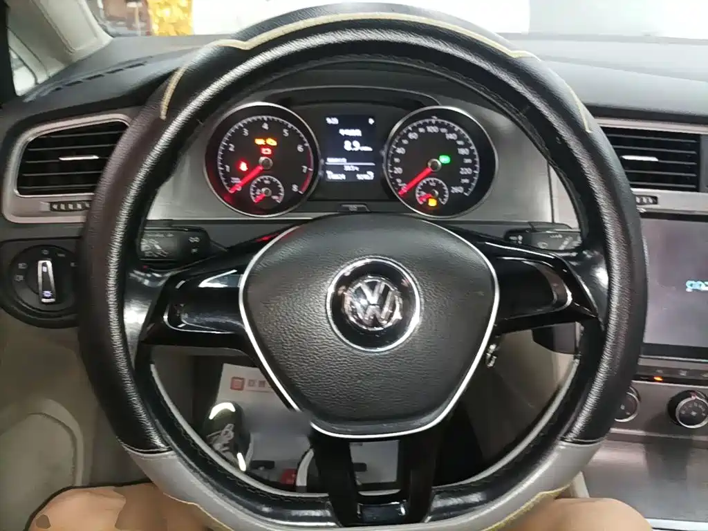 Фото 11 - Volkswagen Golf