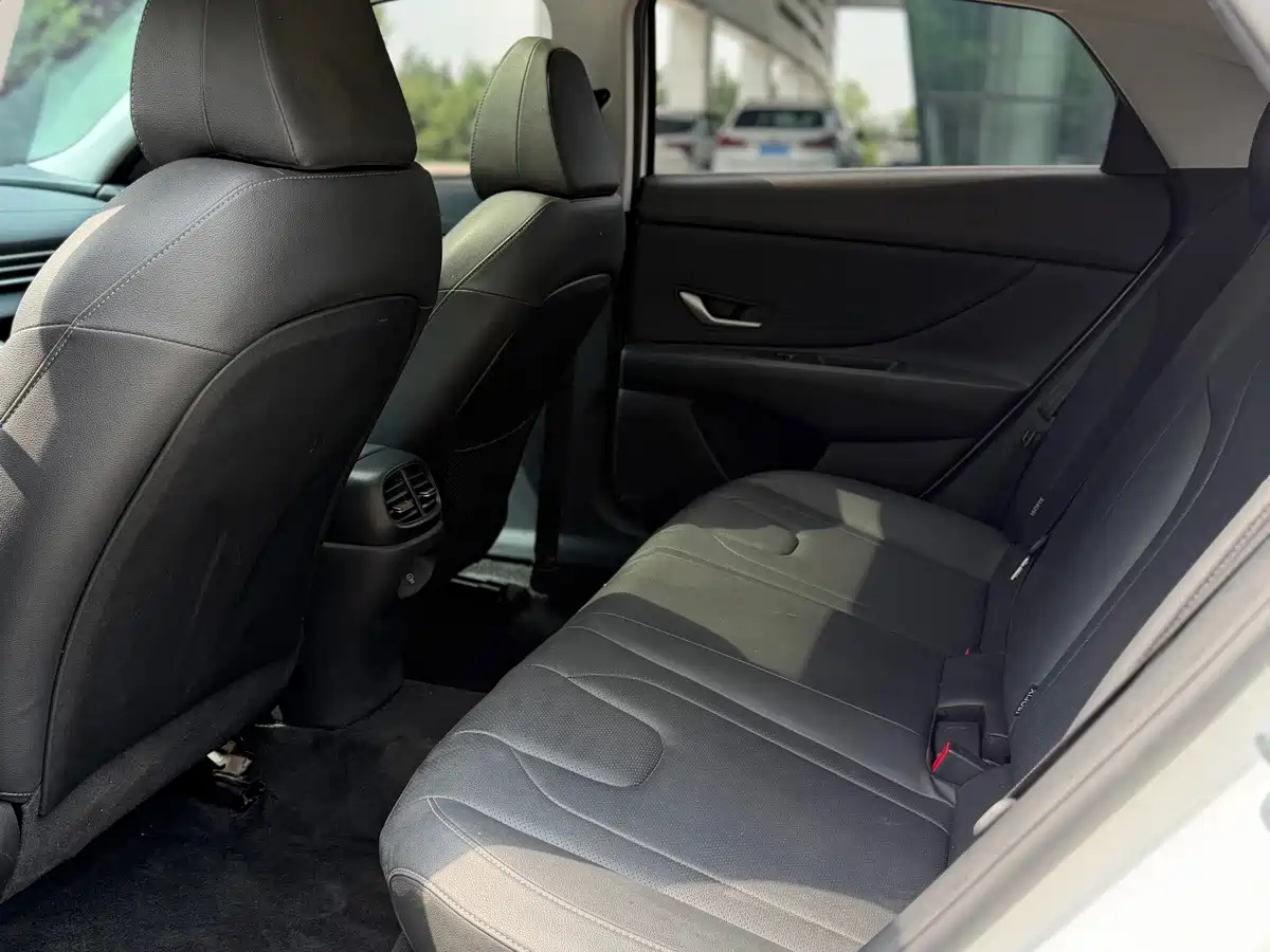 Photo 15 - Hyundai Elantra