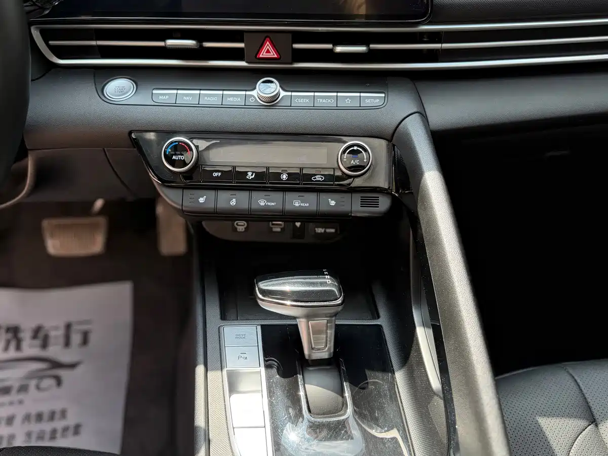 Photo 18 - Hyundai Elantra