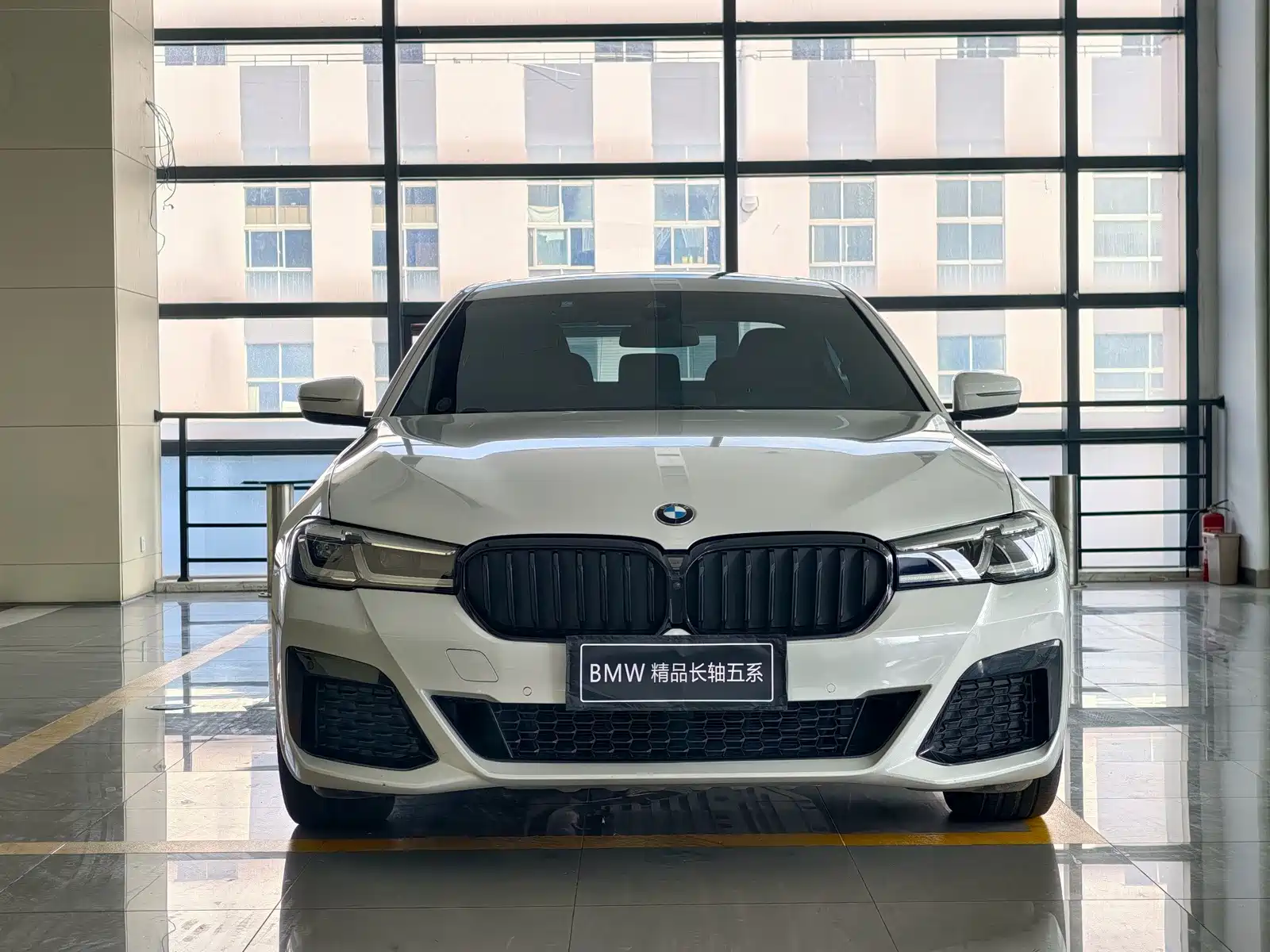 Photo 2 - BMW 5 Series