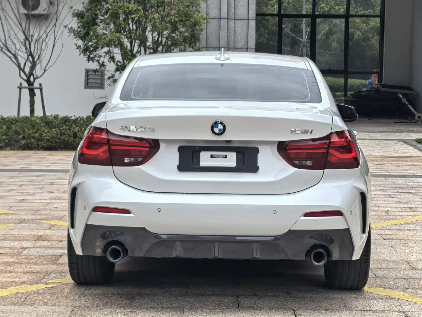 BMW 1 Series 2023 125i M Sport Shadow Edition фото 5