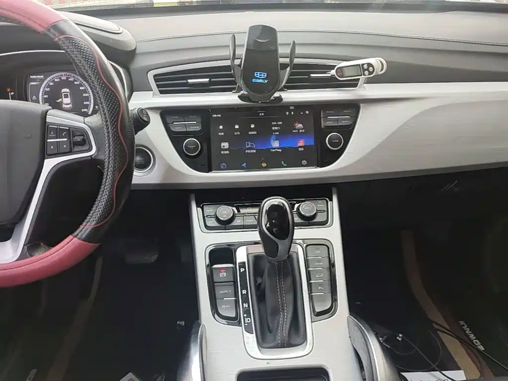 Фото 13 - Geely Atlas