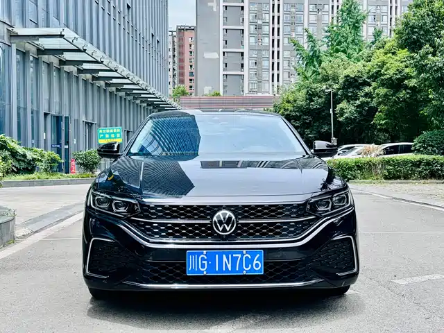 Volkswagen Passat 2023 330TSI Starlight Luxury Edition