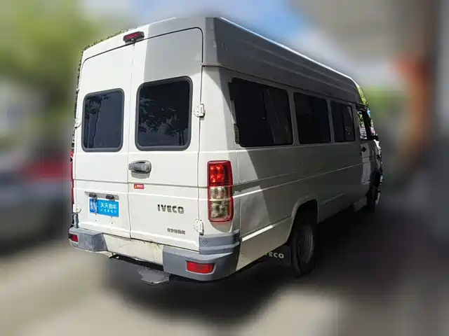 Iveco Daily 2017 2.5T A40 Passenger Van 7-seater 47Z5 — фото 5