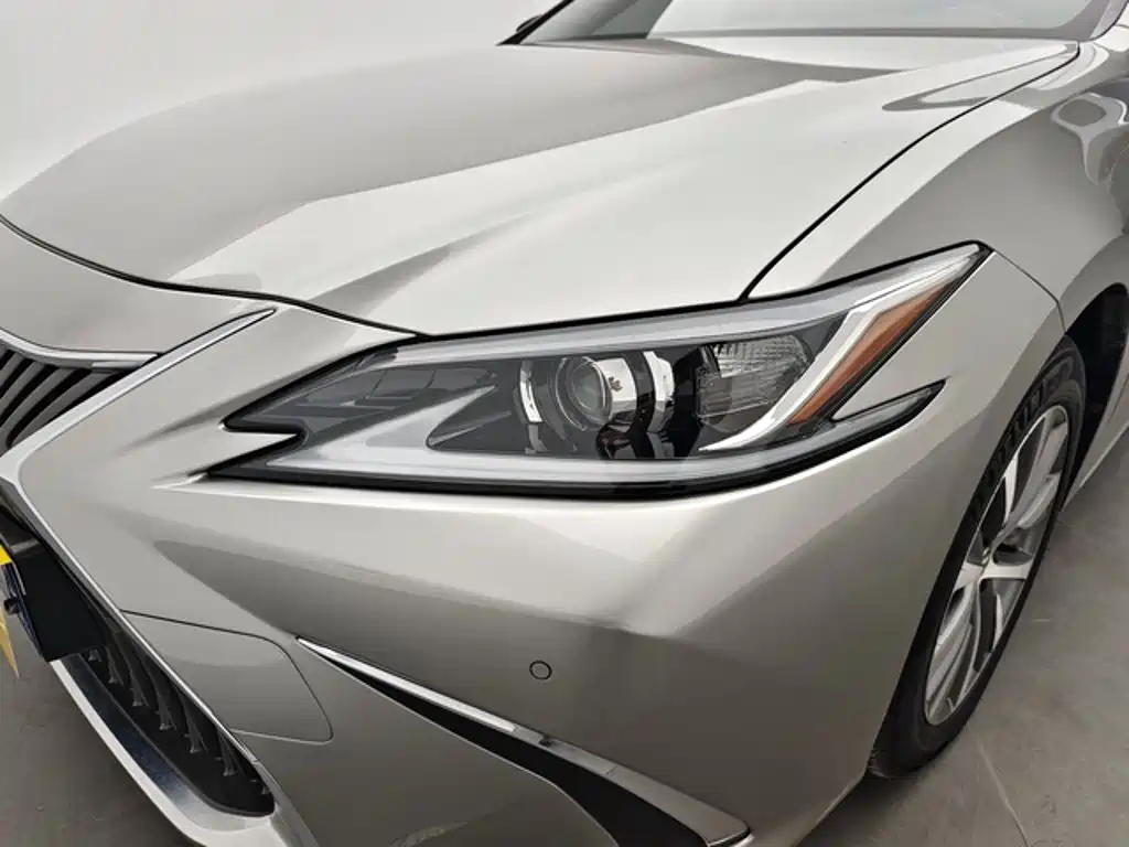 Фото 14 - Lexus ES