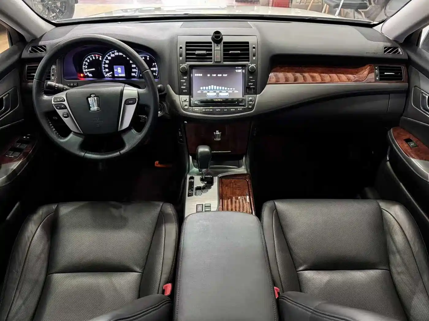 Toyota Crown 2012 2.5L Royal Leather Edition фото 4