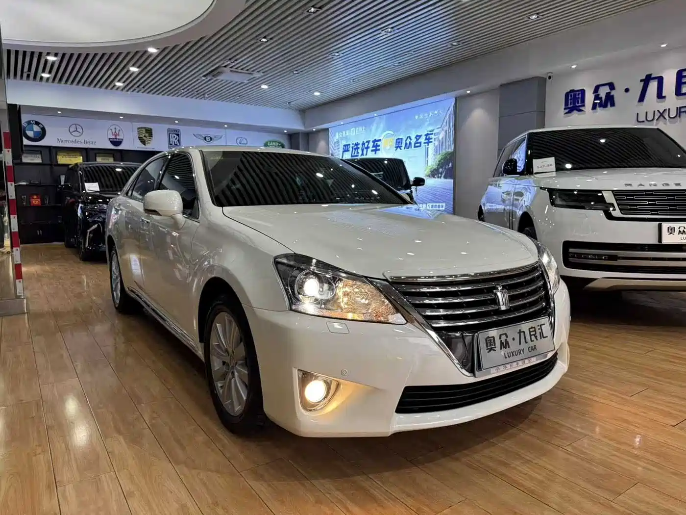 Toyota Crown 2012 2.5L Royal Leather Edition фото 3
