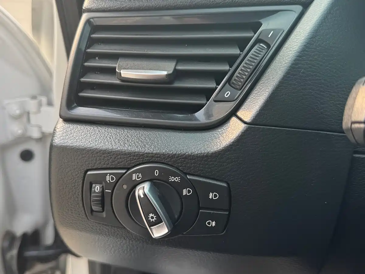 BMW X1 2015 Model sDrive18i Fashion Advanced Edition фото 11