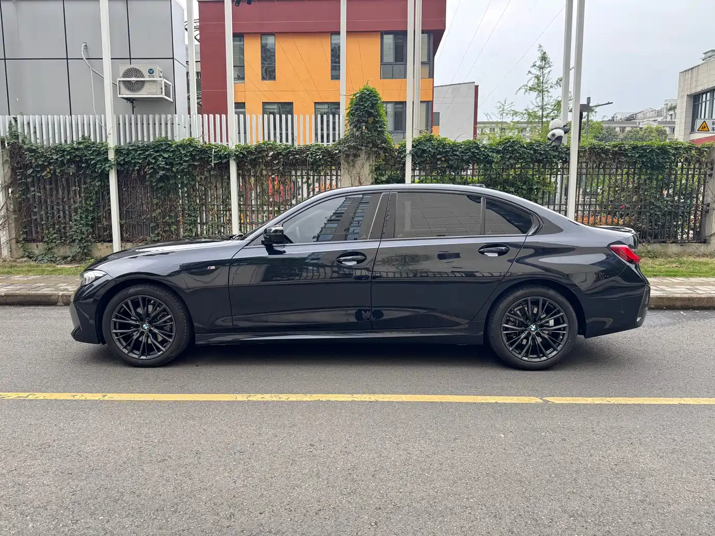 BMW 3 Series 2023 325Li M Sport Black Night Package фото 6