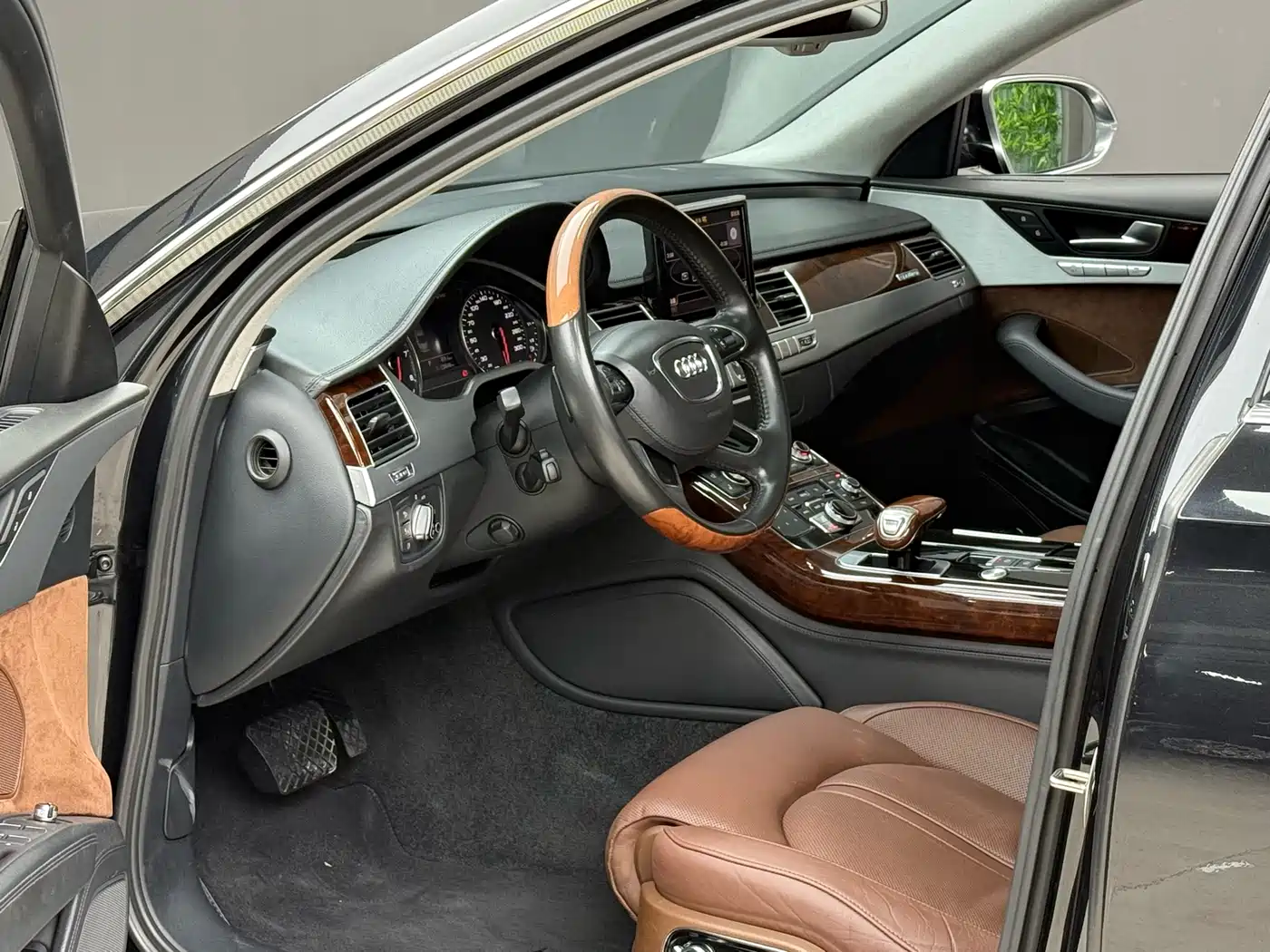 Audi A8 2011 A8L W12 6.3 FSI quattro фото 3