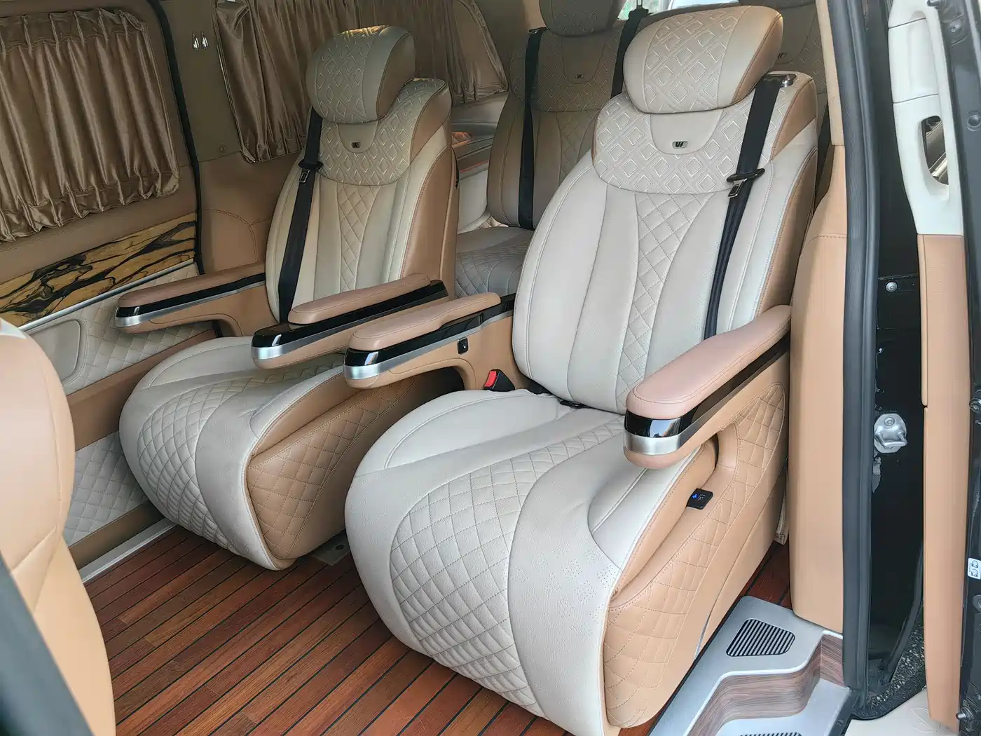 Mercedes-Benz V-Class 2018 V 260 L Premium Long Wheelbase Edition China VI фото 28