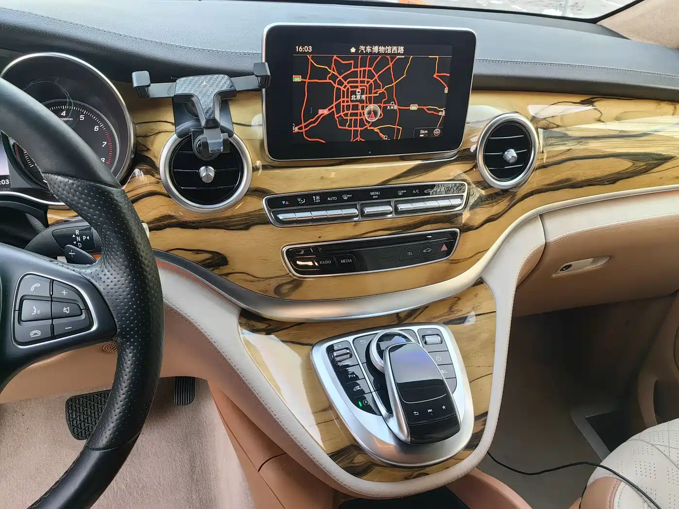 Mercedes-Benz V-Class 2018 V 260 L Premium Long Wheelbase Edition China VI фото 32