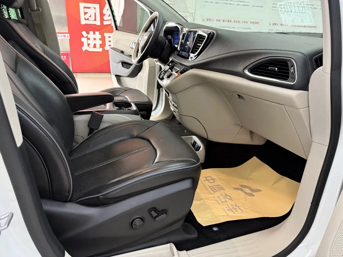 Chrysler Grand Voyager (Import) 2017 3.6L Premium Edition фото 22