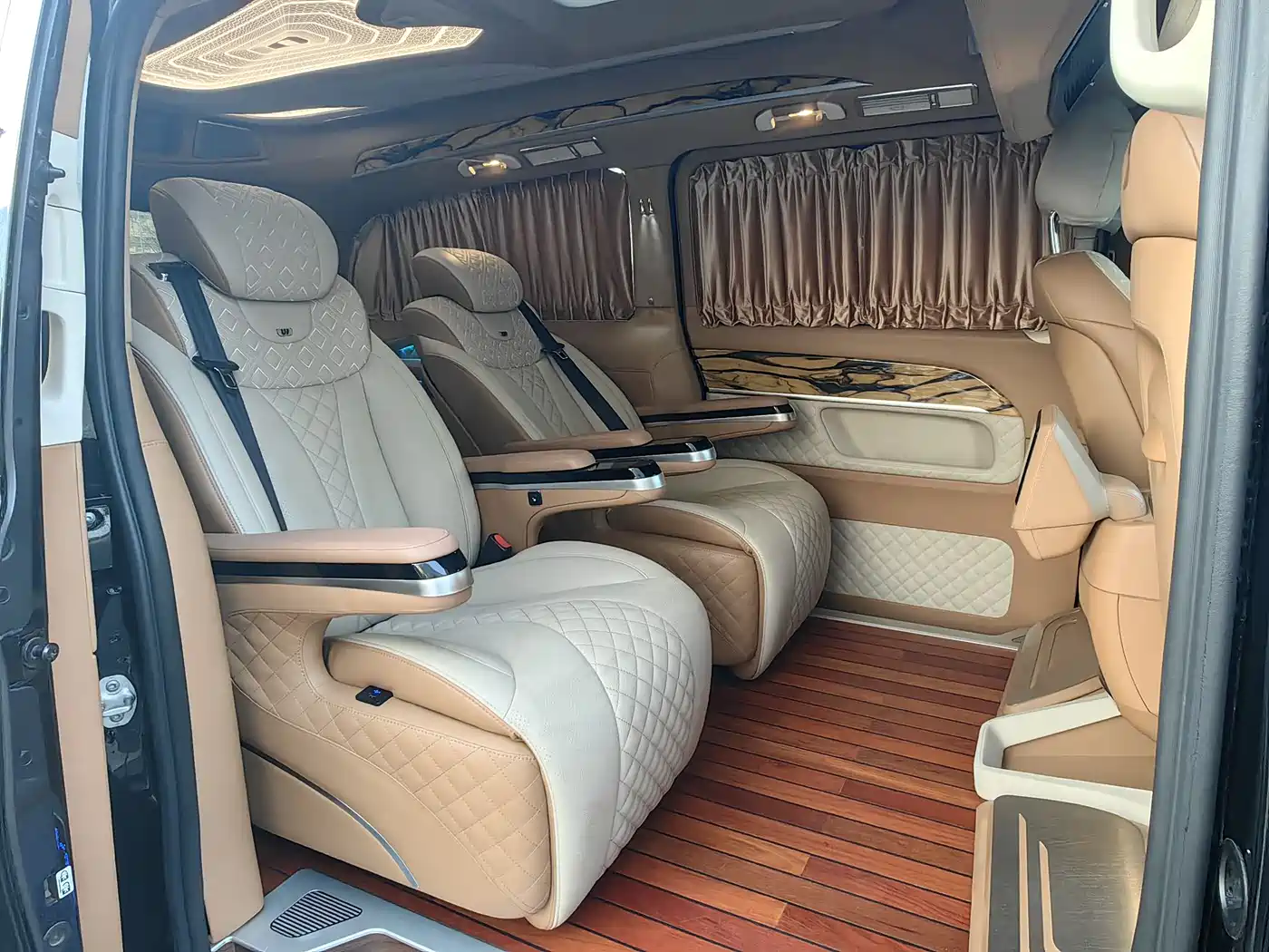 Mercedes-Benz V-Class 2018 V 260 L Premium Long Wheelbase Edition China VI фото 16