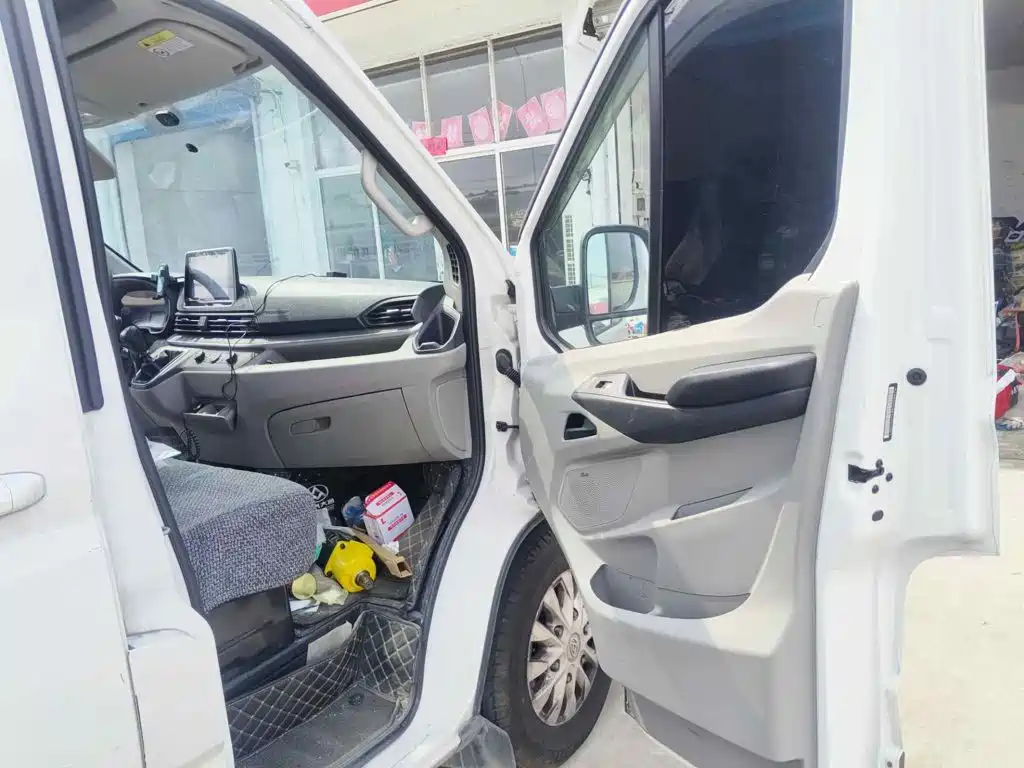 SAIC Maxus Xintu V90 2022 2022 2.0T Manual Yunjie FWD Short Wheelbase High Roof Single Rear Tire 6-Seater