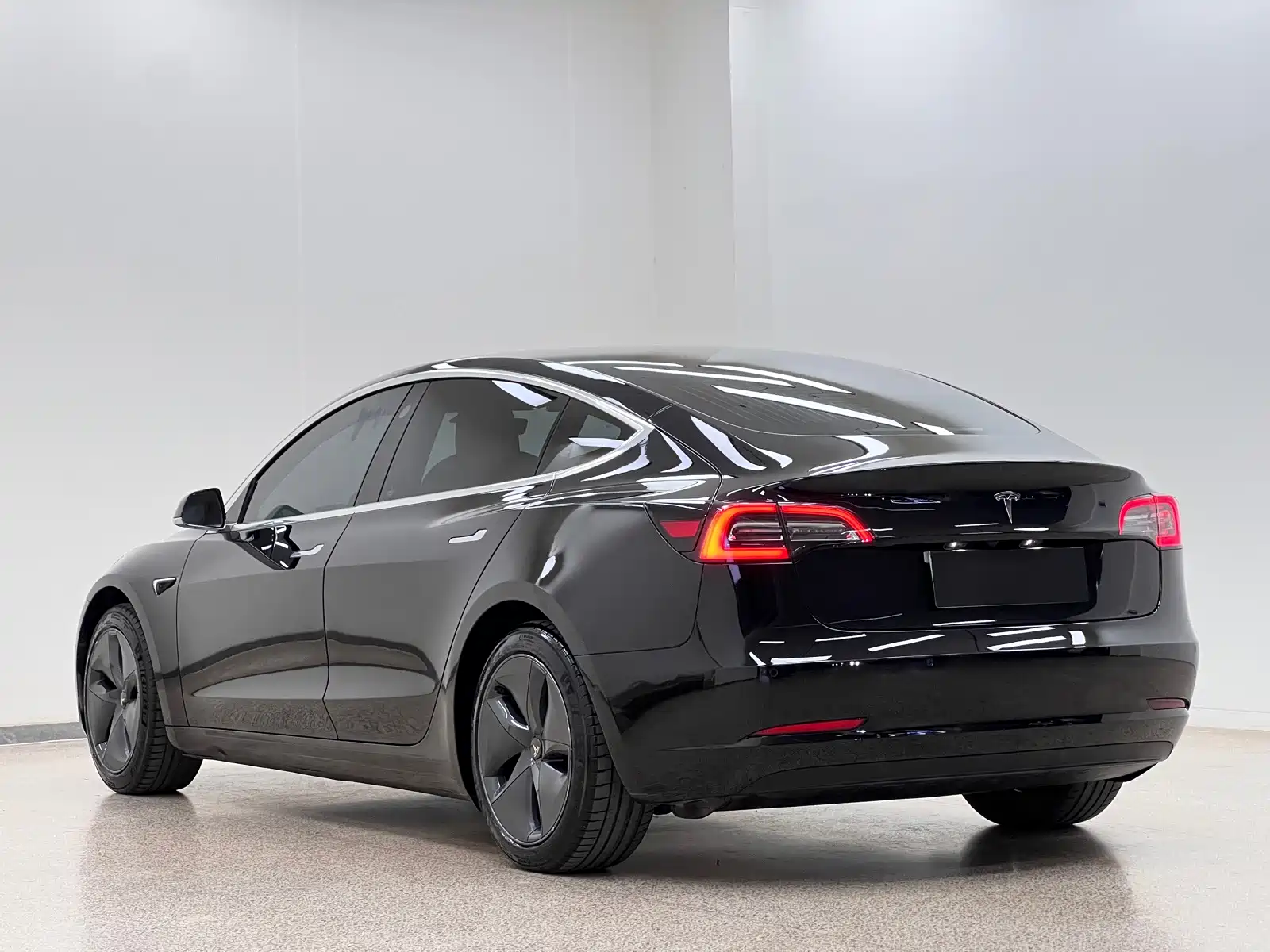 Фото 5 - Tesla Model 3
