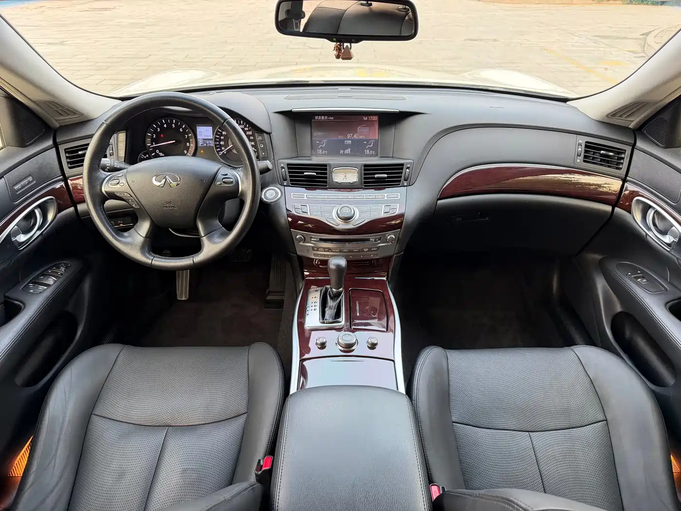 Фото 9 - Infiniti Q70
