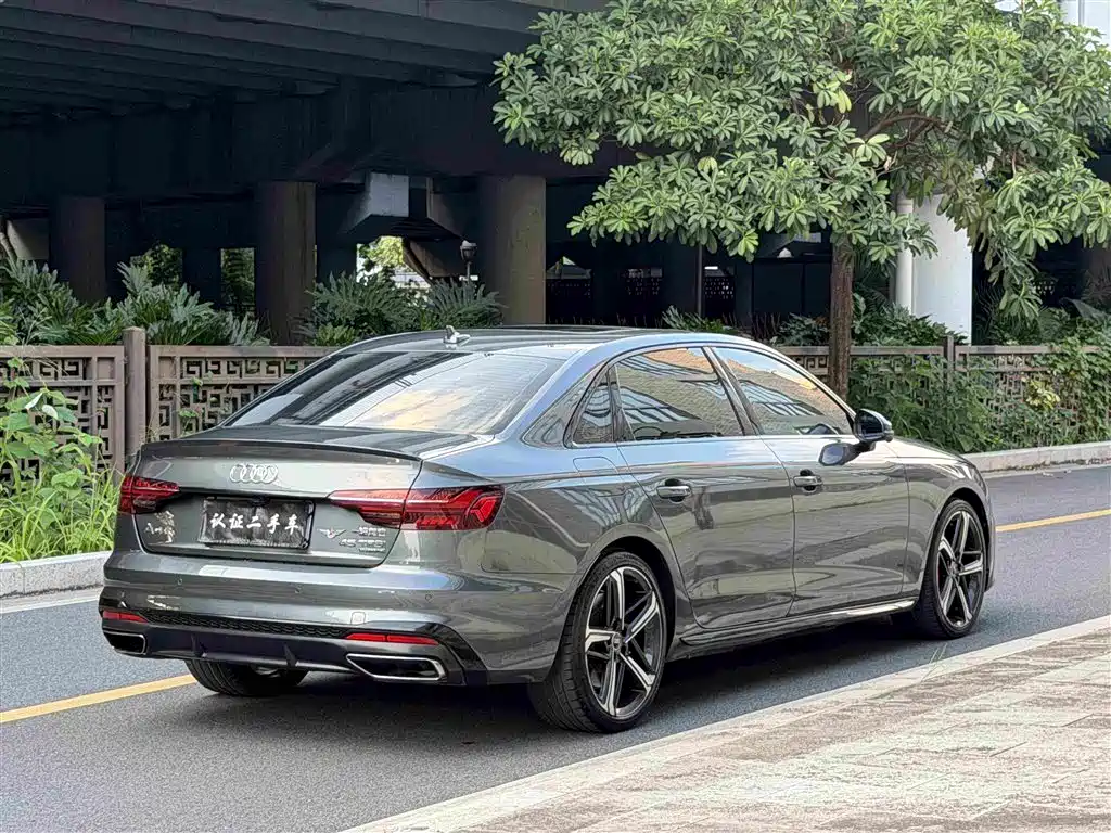 Photo 4 - Audi A4L
