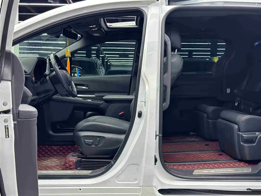 Toyota Sienna 2023 2.5L Hybrid Premium Edition фото 6