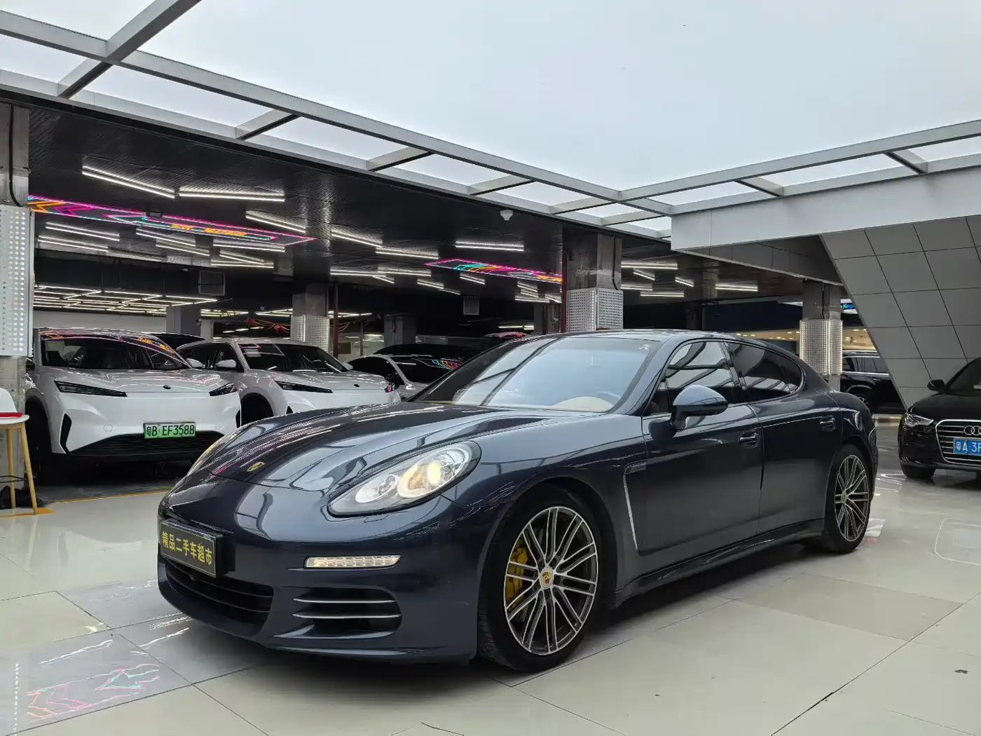 Photo 2 - Porsche Panamera