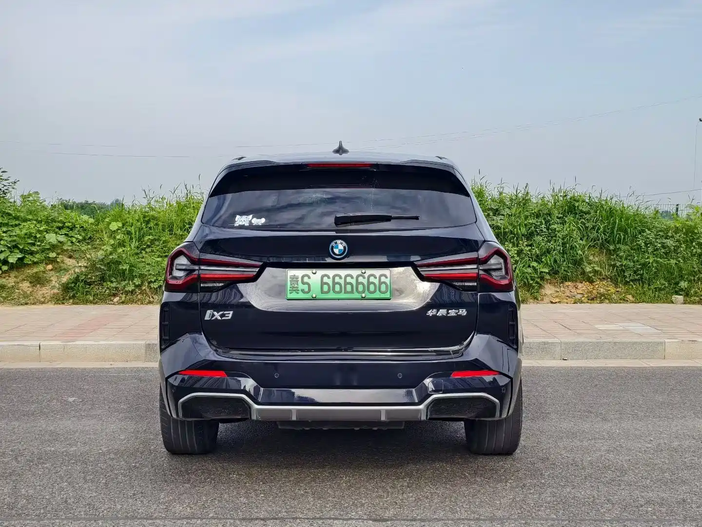 Photo 8 - BMW iX3