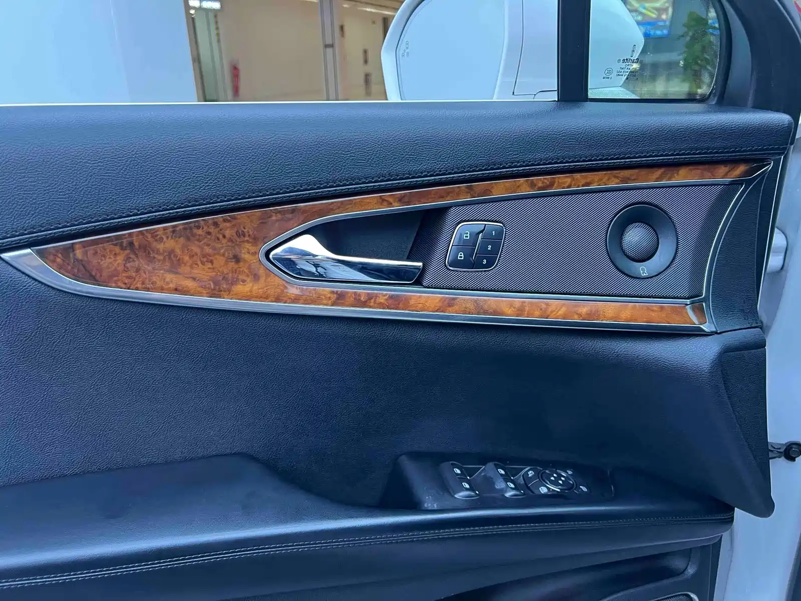 Photo 8 - Lincoln MKX