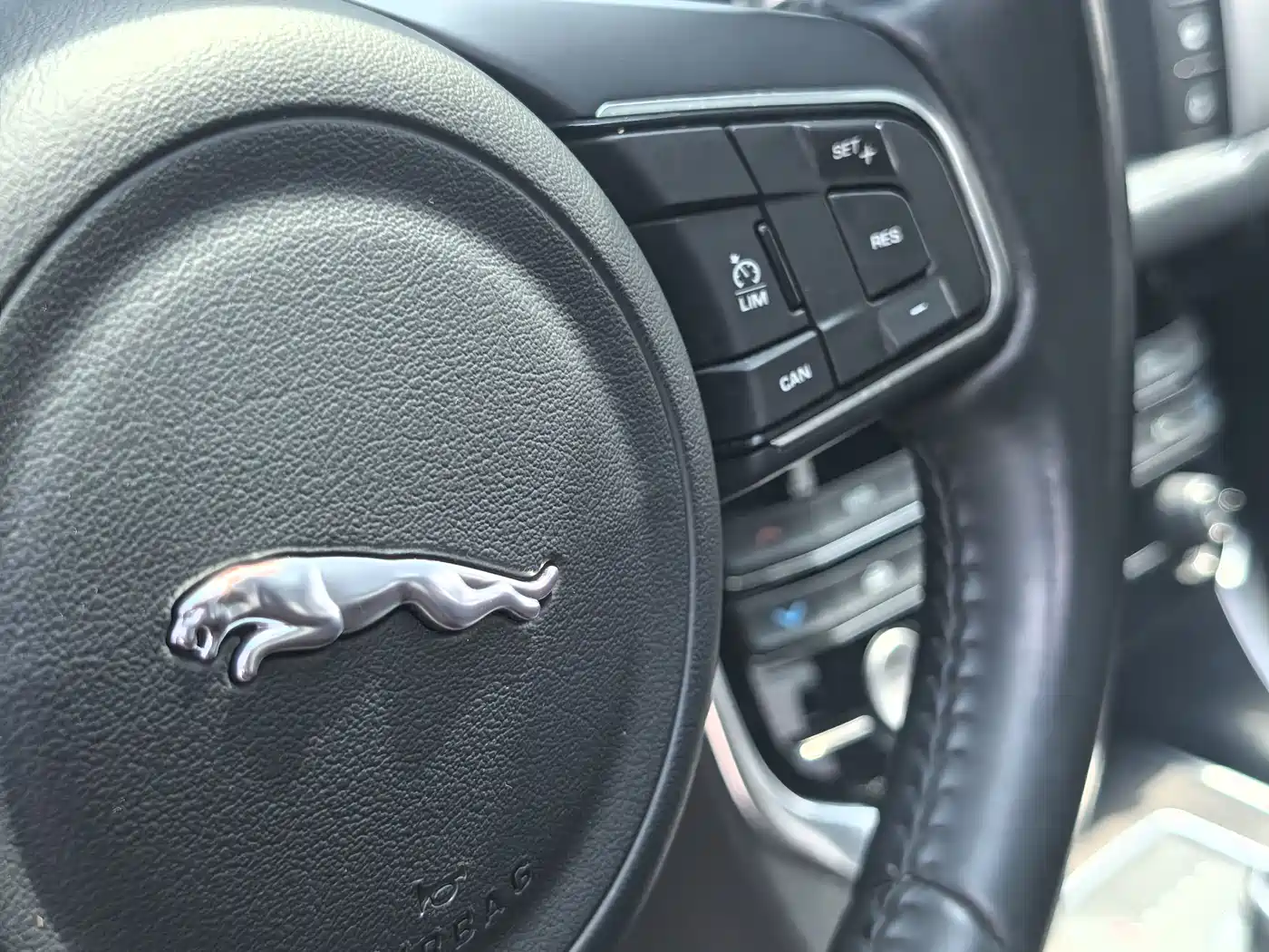 Jaguar XFL 2017 XFL 2.0T 240PS Luxury Edition фото 17