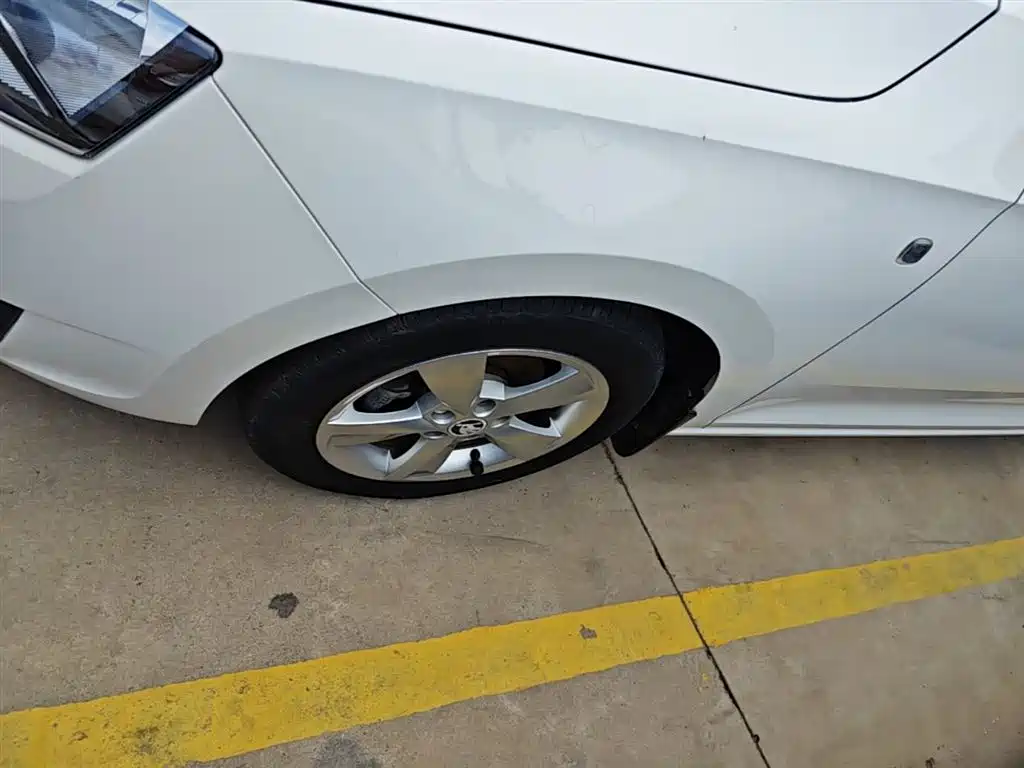 Škoda Skoda Rapid Spaceback 2016 Facelift 1.6L Automatic Innovation Edition фото 23